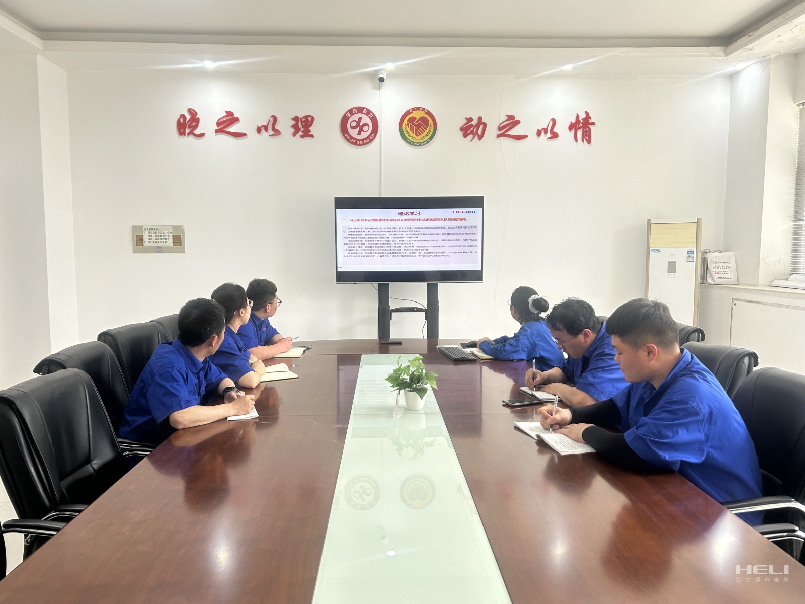 張蕊帶領(lǐng)全體團干部學(xué)習.jpg