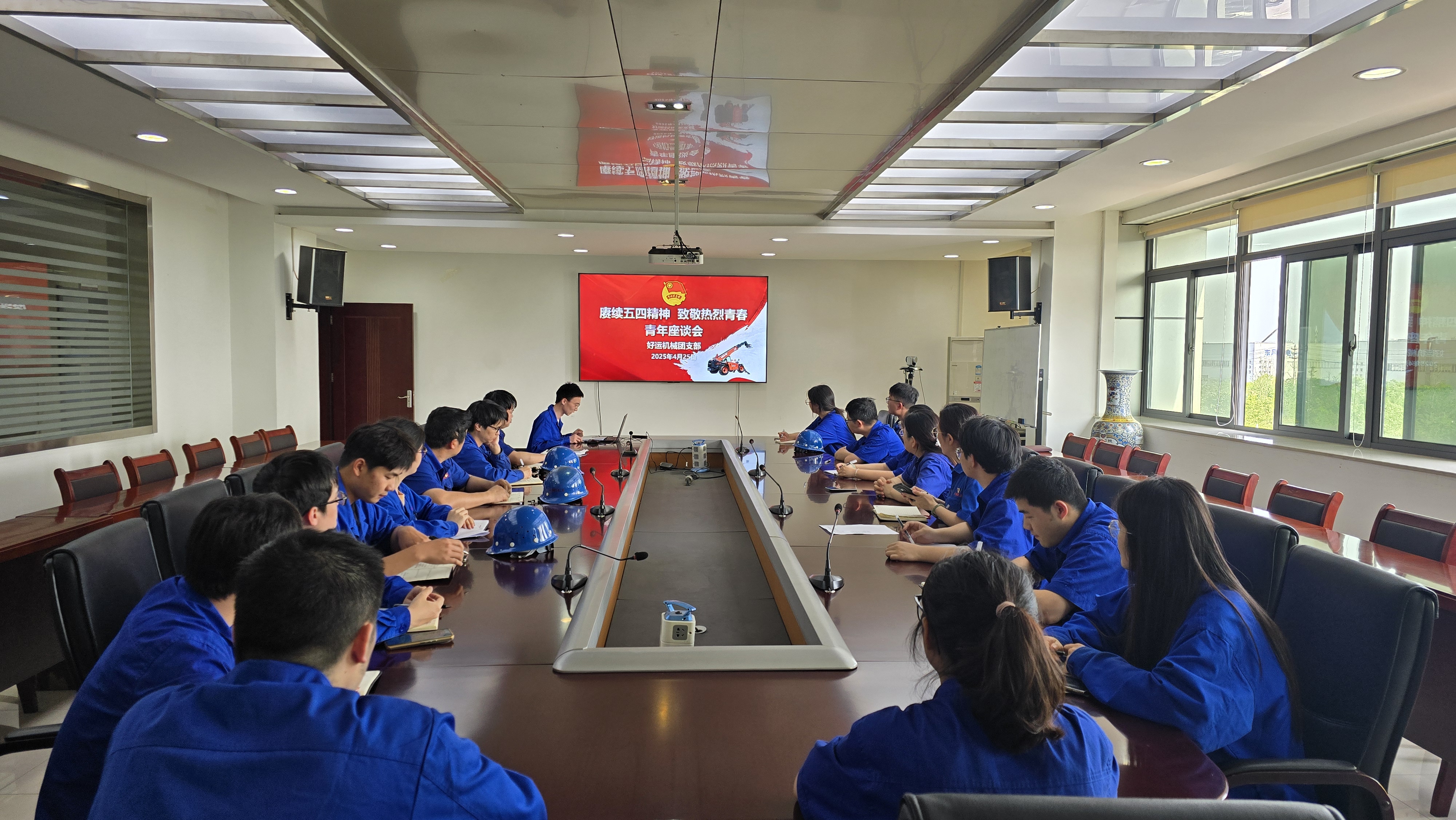 4月五四青年座談會(huì ).jpg